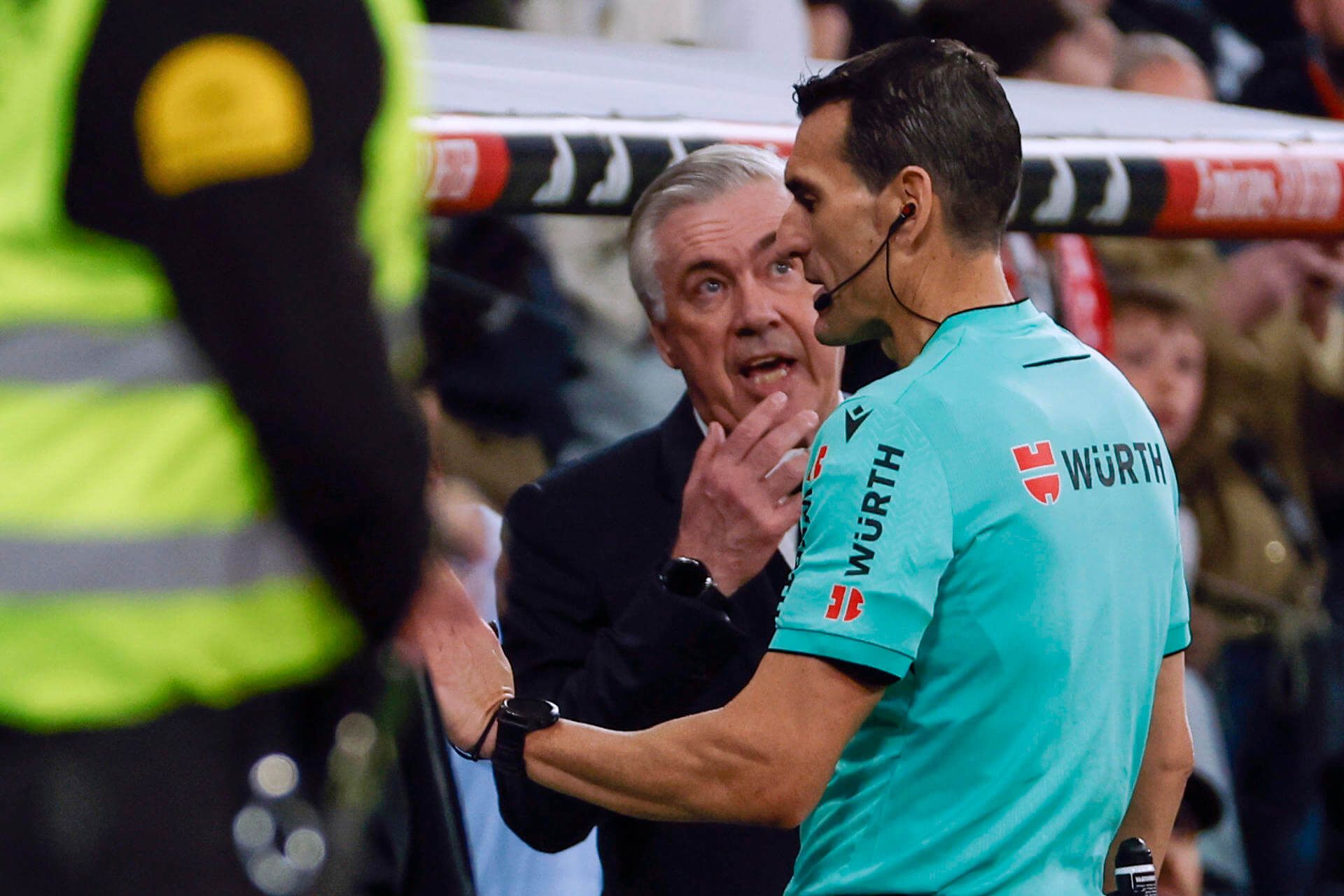  Carlo Ancelotti en la jugada revisada por el VAR (EFE)