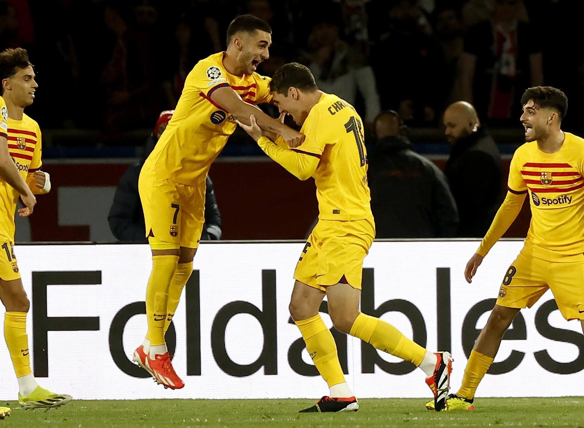 Christensen celebrando con Ferran Torres su gol al PSG.
