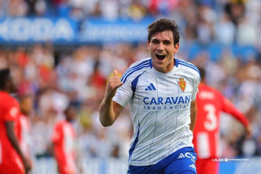  Iván Azón celebrando un gol con el Real Zaragoza.