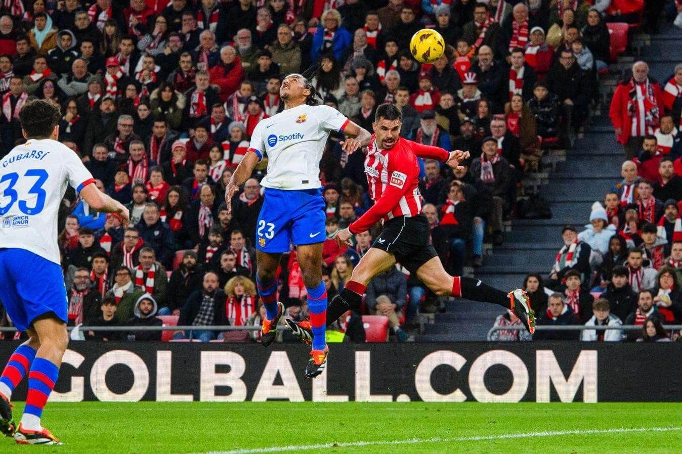  Cabezazo de Dani García, que hizo un gran partido ante el Barça en San Mamés.