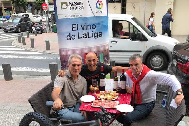  Goiko y Dani, leyendas del Athletic Club, posan en Pozas junto a Pedro Maestre.