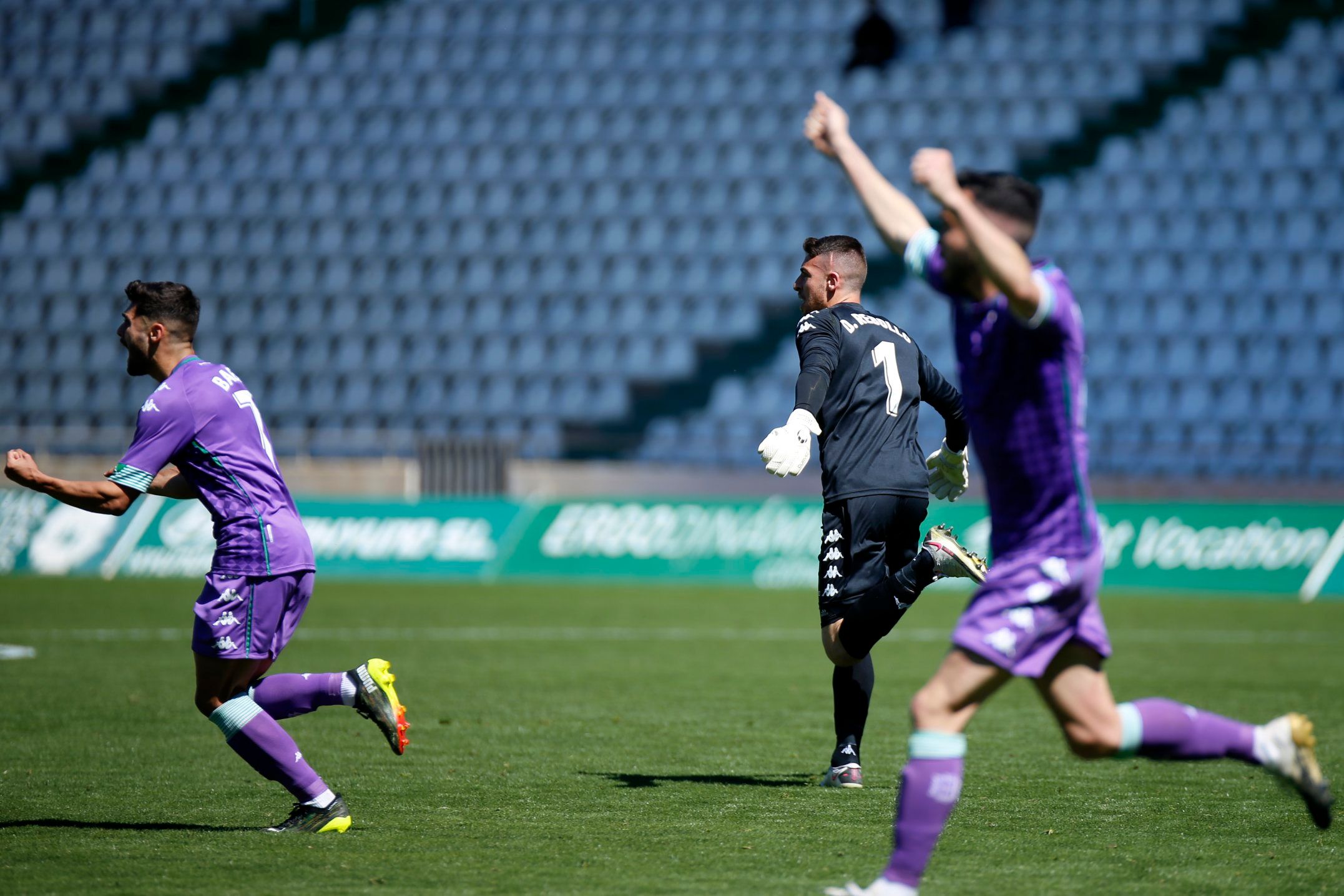  Dani Rebollo celebra su gol con el Betis Deportivo..
