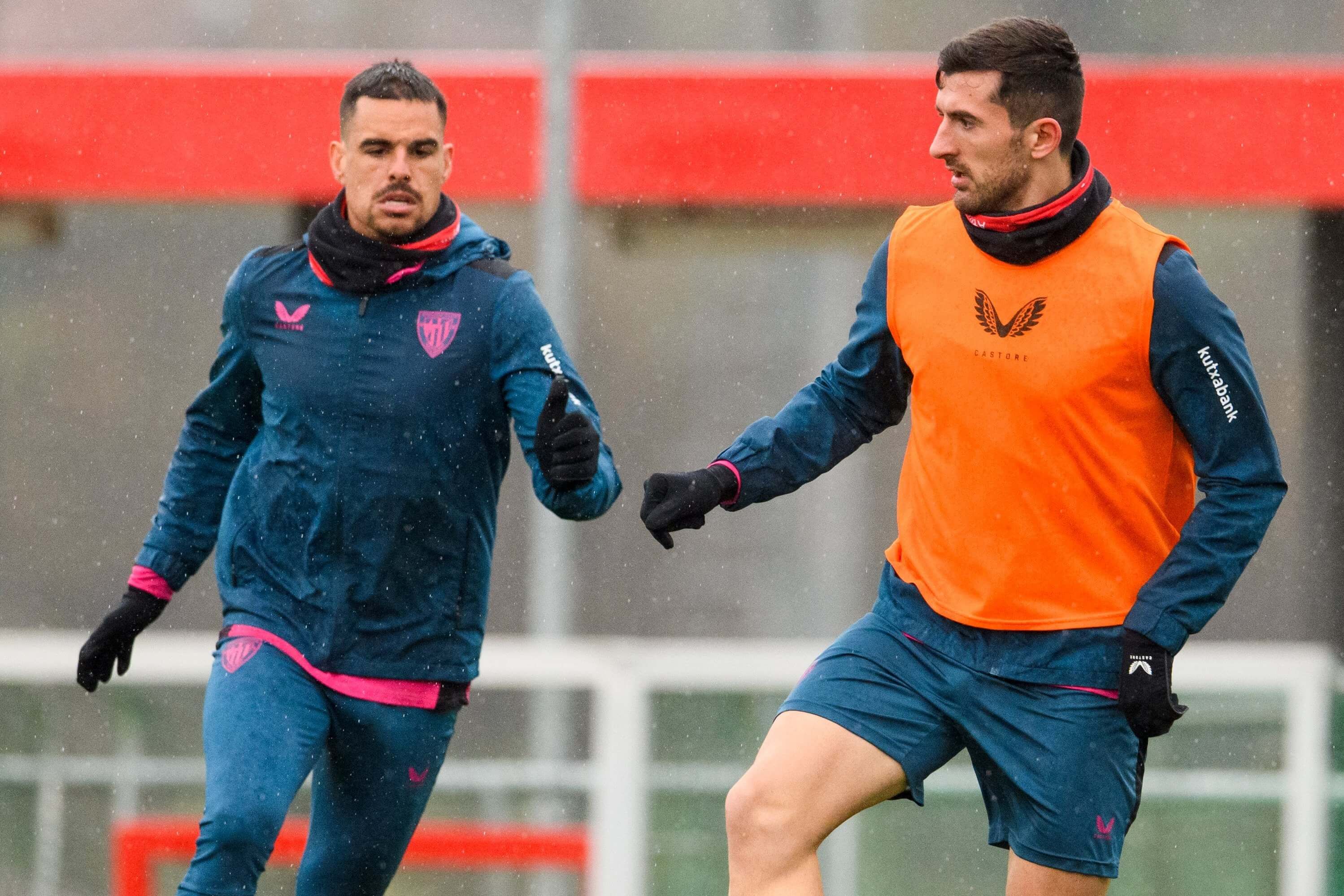  Dani García y el central Dani Vivian, durante un entrenamiento del equipo de Ernesto Valverde en Lezama.