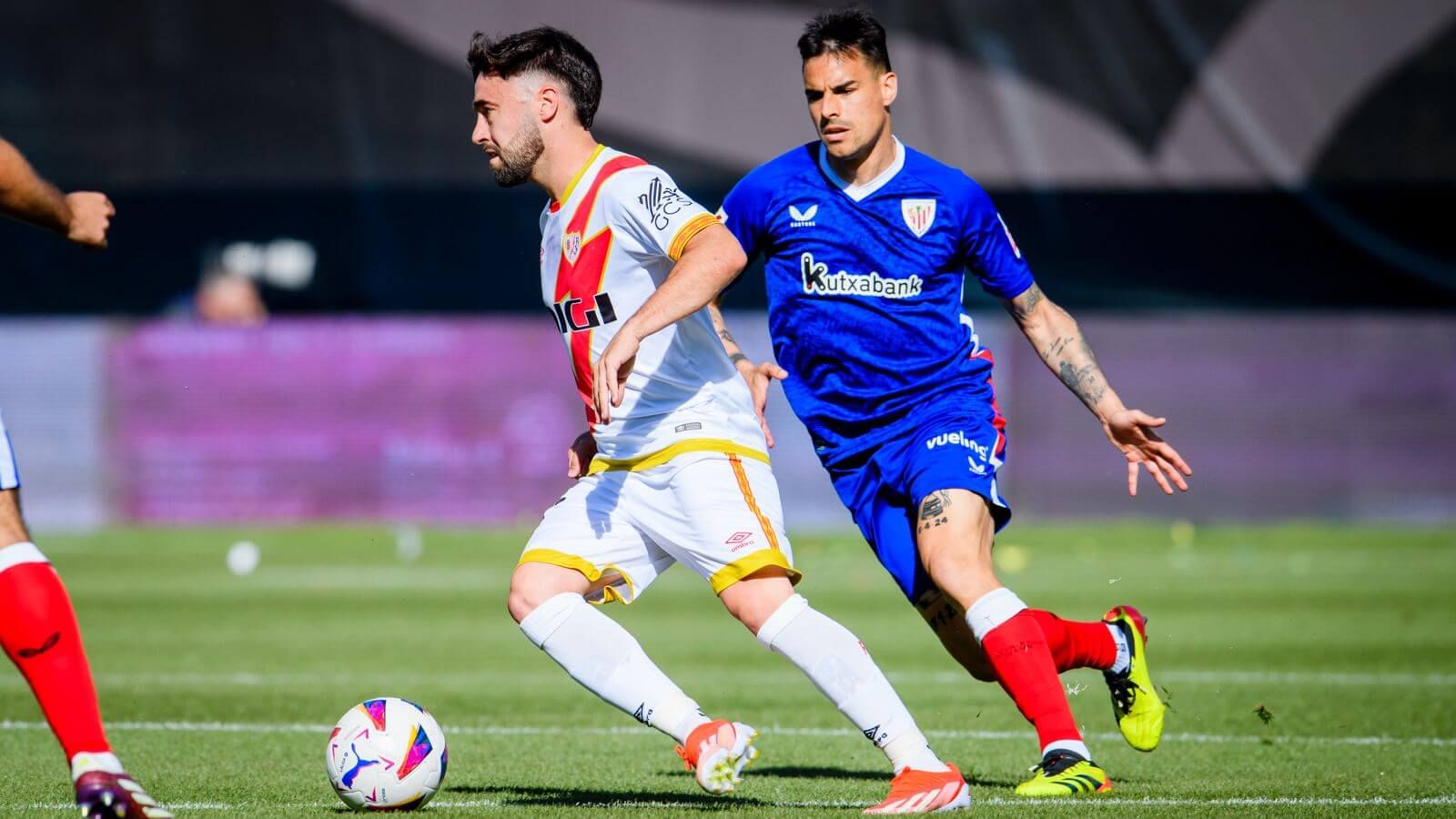  Duelo guipuzcoano: Unai López es marcado por Dani García en Vallecas.