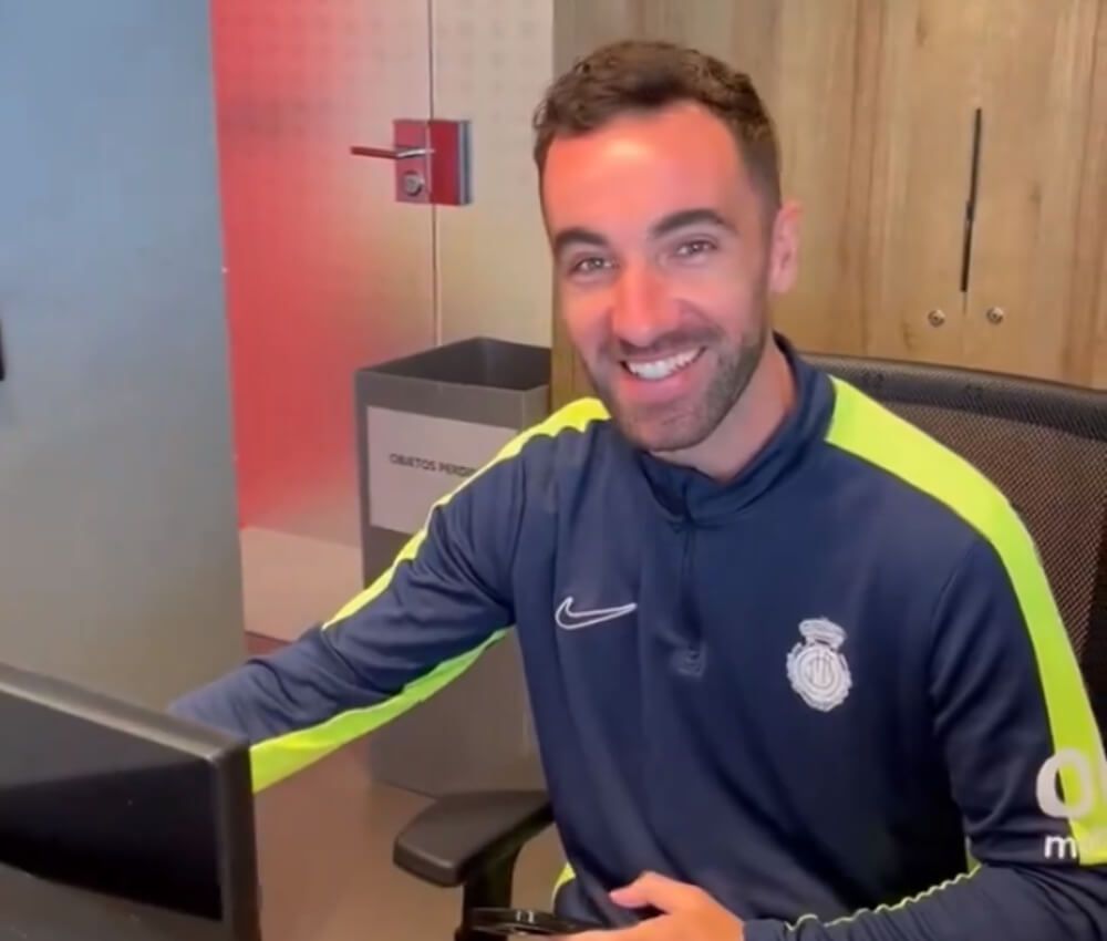  Sergi Darder, comprando entradas para la final de la Copa del Rey. (Fuente: @RCD_Mallorca)