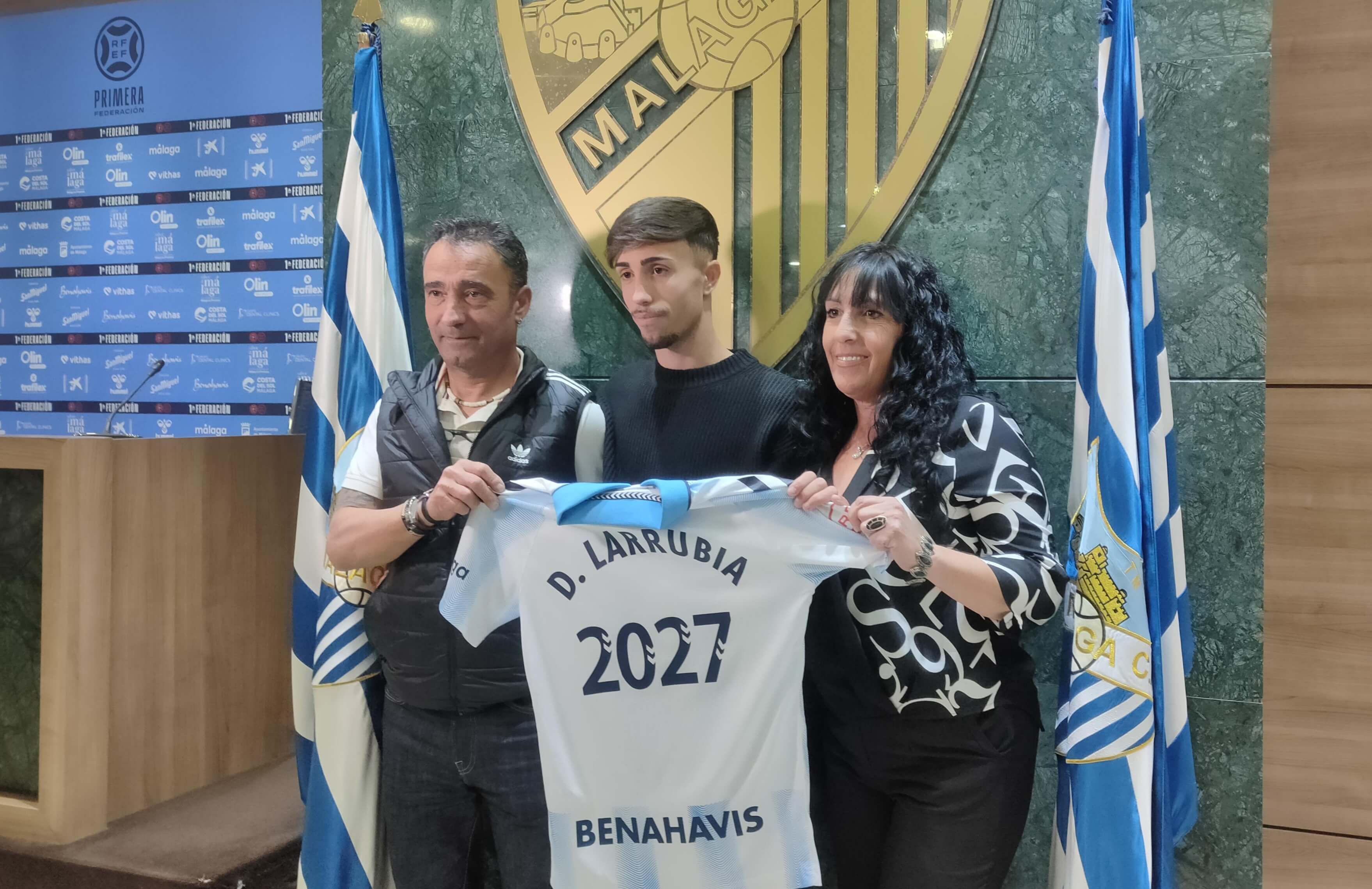  David Larrubia, junto a sus padres el día de su renovación hasta 2027.