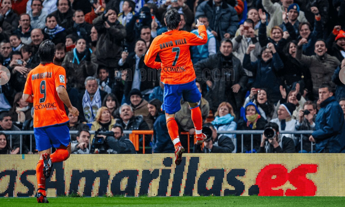 David Villa anota ante el Real Madrid