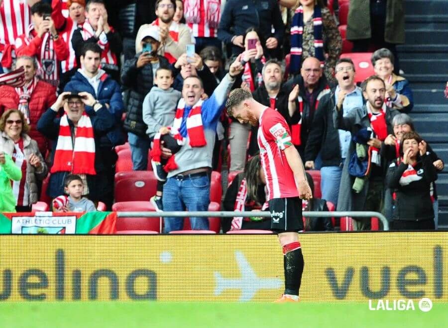 Iker Muniain marcaba ante el Sevilla en San Mamés y enseño su 10 a las cámaras.