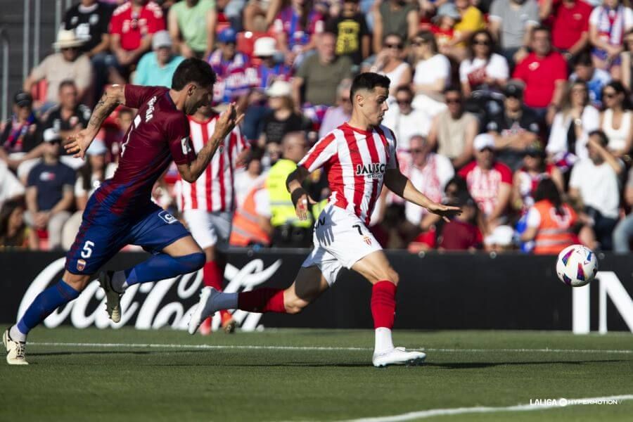  Gaspar Campos, durante un lance del partido ante el Eldense.
