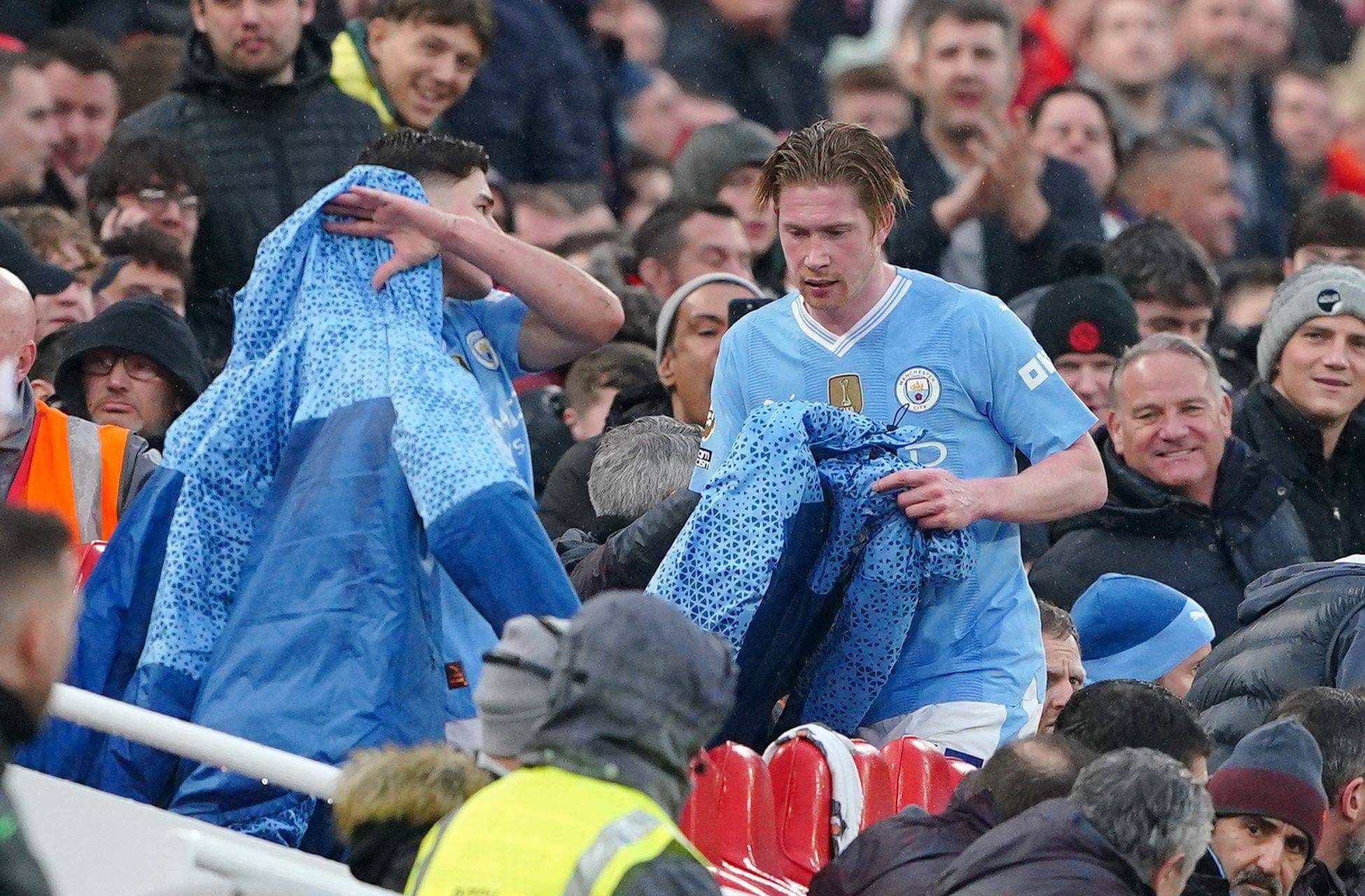  De Bruyne y Julián Álvarez en el momento de la sustitución de Pep Guardiola