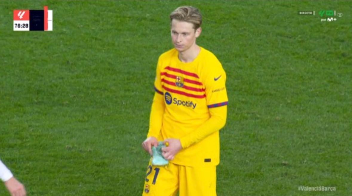  De Jong, con la bota en la mano.