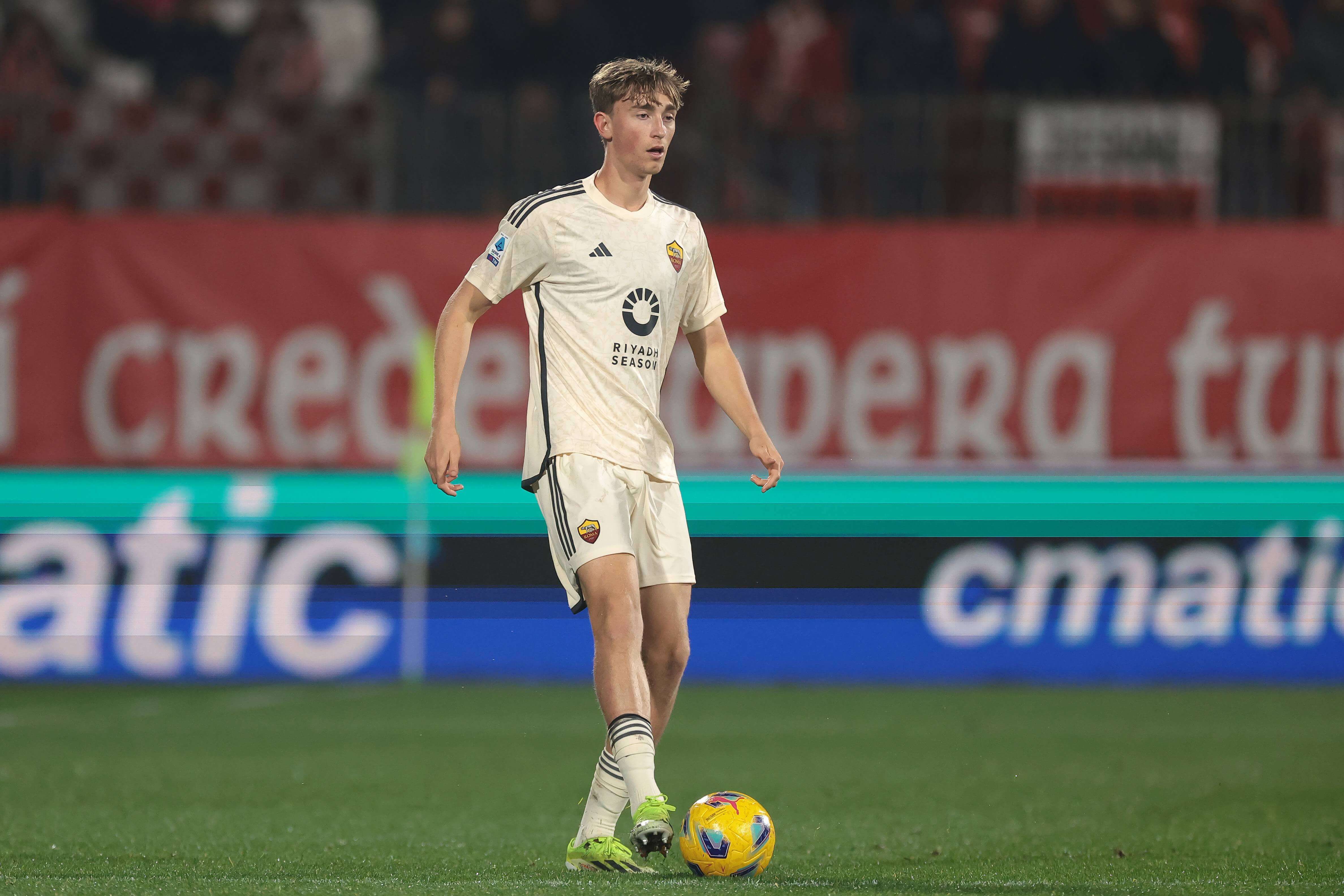  Deam Huijsen en un encuentro con la Roma