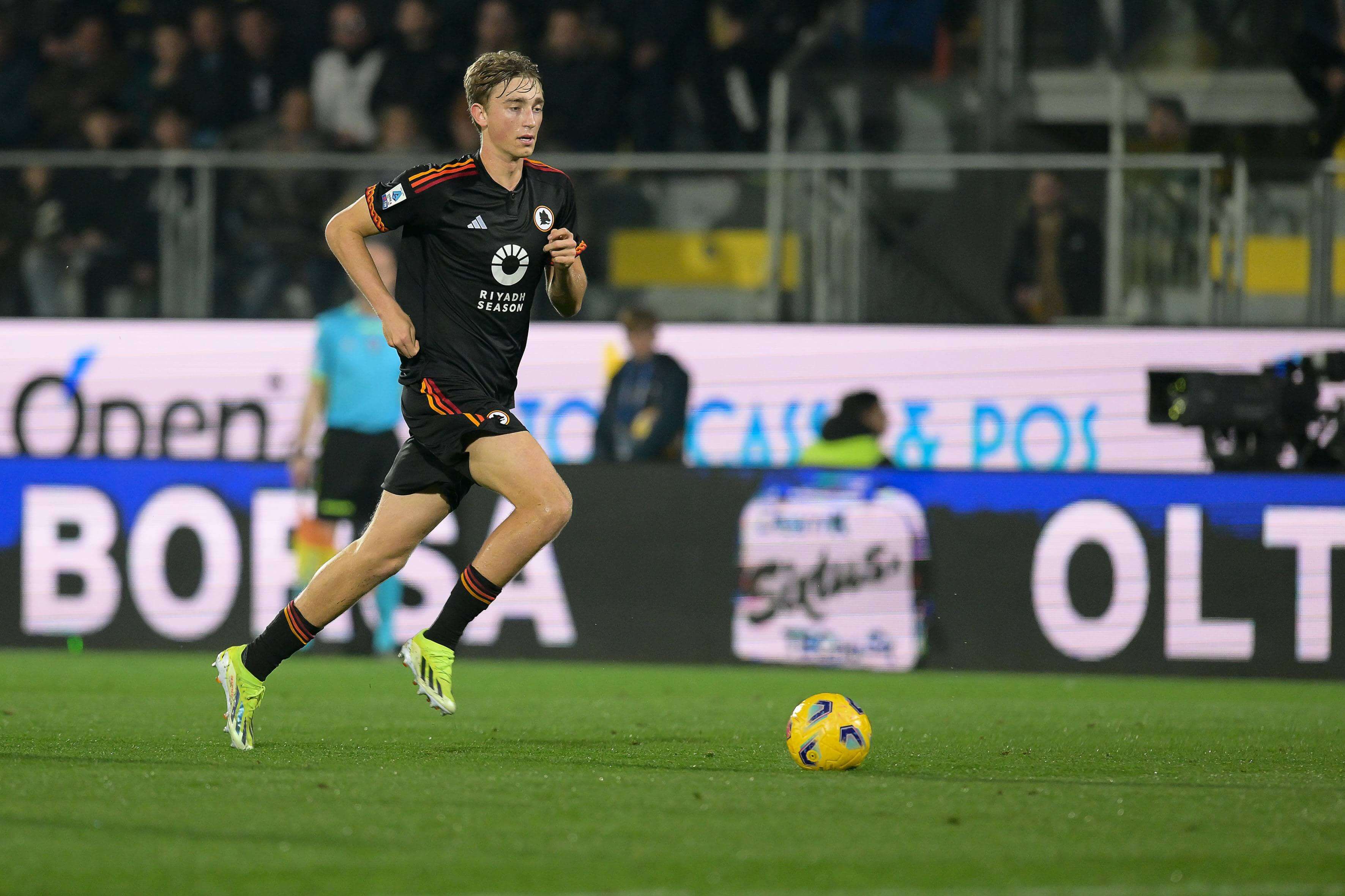  Deam Huijsen en un encuentro con la Roma