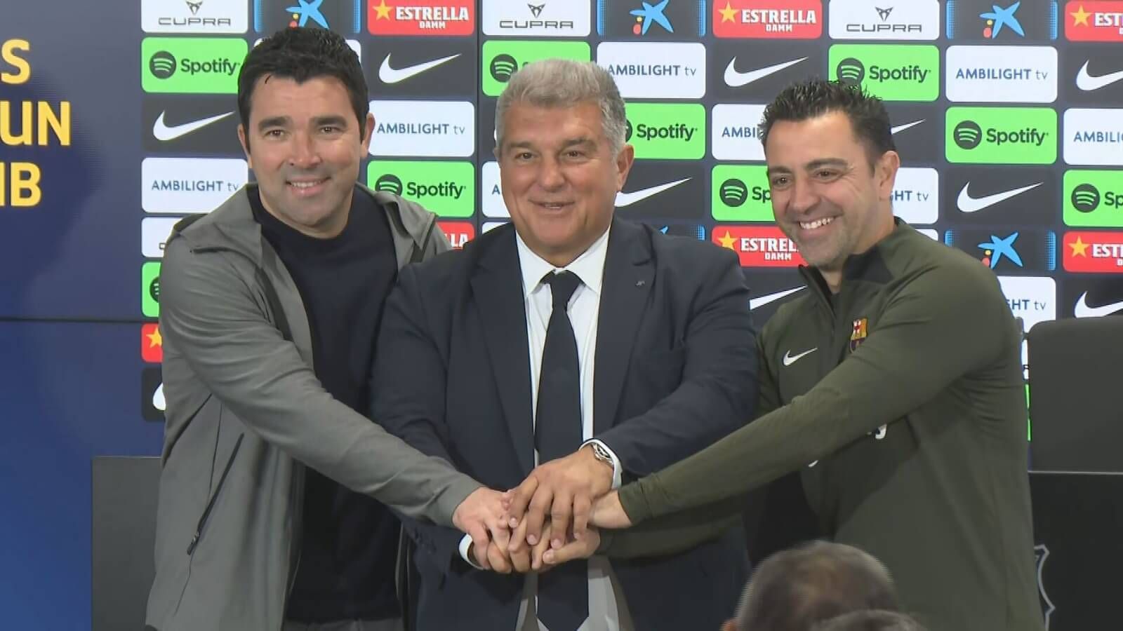 Deco, Joan Laporta y Xavi Hernández posan antes de la rueda de prensa.