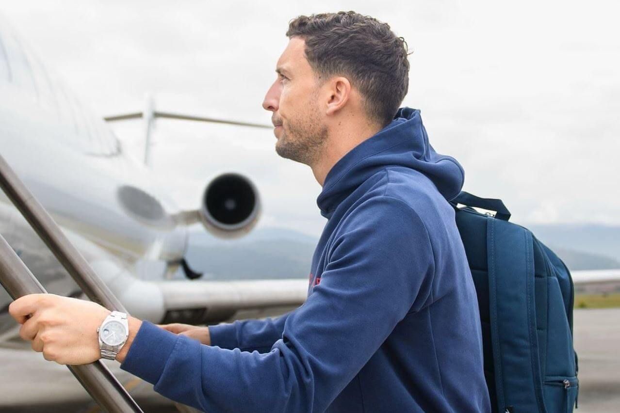  El capitán rojiblanco Óscar de Marcos sube al avión del equipo.