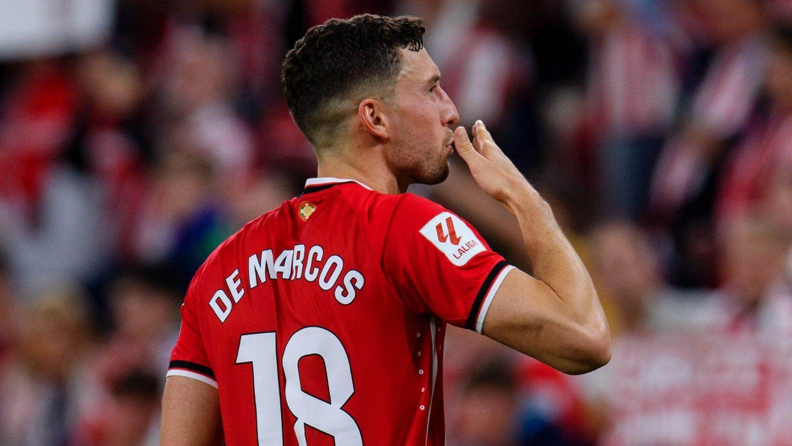 Beso de Oscar De Marcos a la grada tras ganar al Deportivo Alavés en San Mamés.