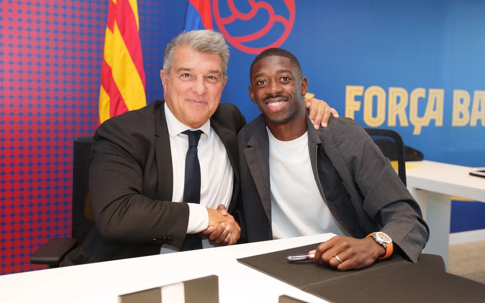  Dembélé posa con Laporta tras renovar con el Barça.