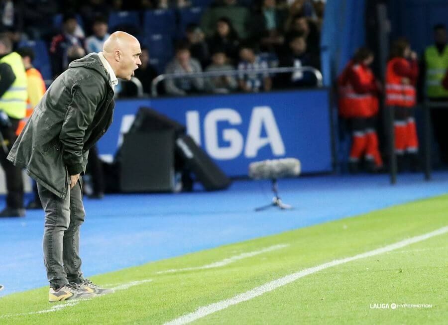 Óscar Gilsanz da instrucciones durante el Deportivo-Zaragoza.
