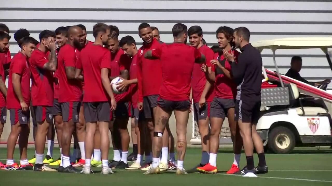  El pasillo a Sergio Ramos y a Hannibal Mejbri en el entrenamiento.