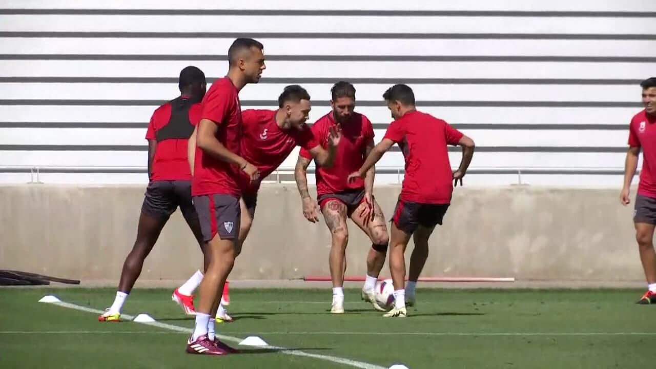  Los jugadores del Sevilla, durante el entrenamiento de cara al derbi ante el Betis.