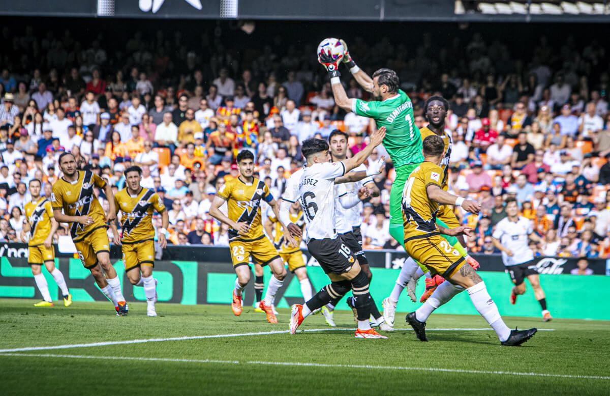  Diego López y Dimitrievski pugnan por un balón aéreo (Foto: Valencia CF9.