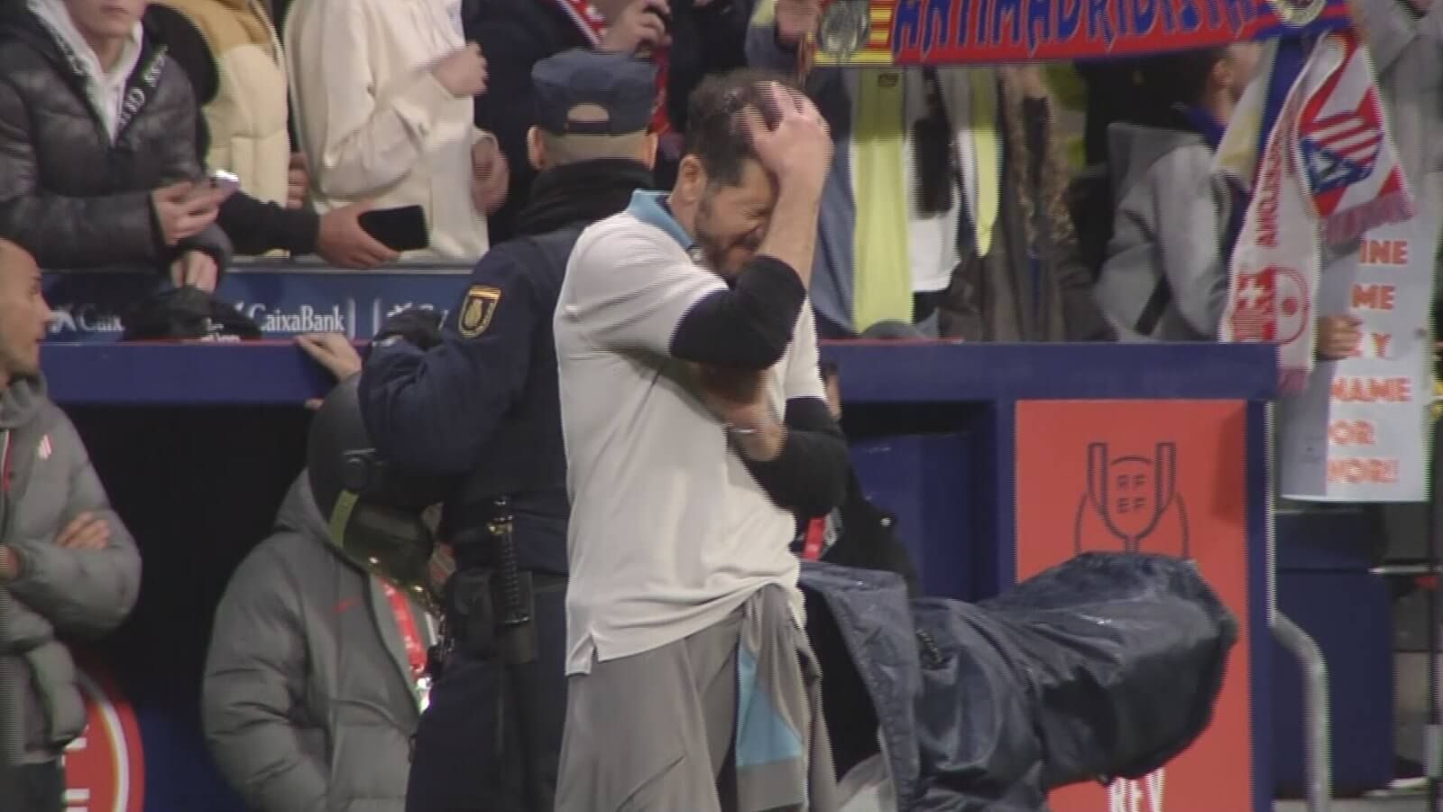  Diego Pablo Simeone se lamenta tras la derrota del Atlético en Copa del Rey (Imagen: ElDesmarque).