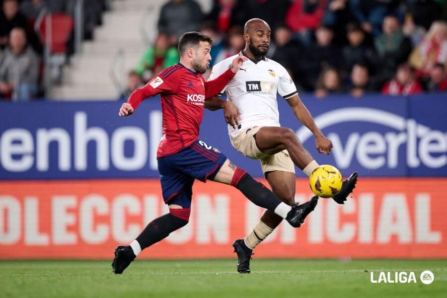 Dimitri Foulquier, ante el CA Osasuna.