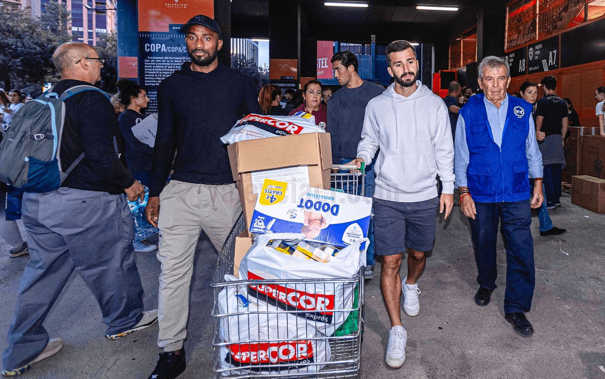  Dimitri Foulquier y José Gayà ayudan en Mestalla.