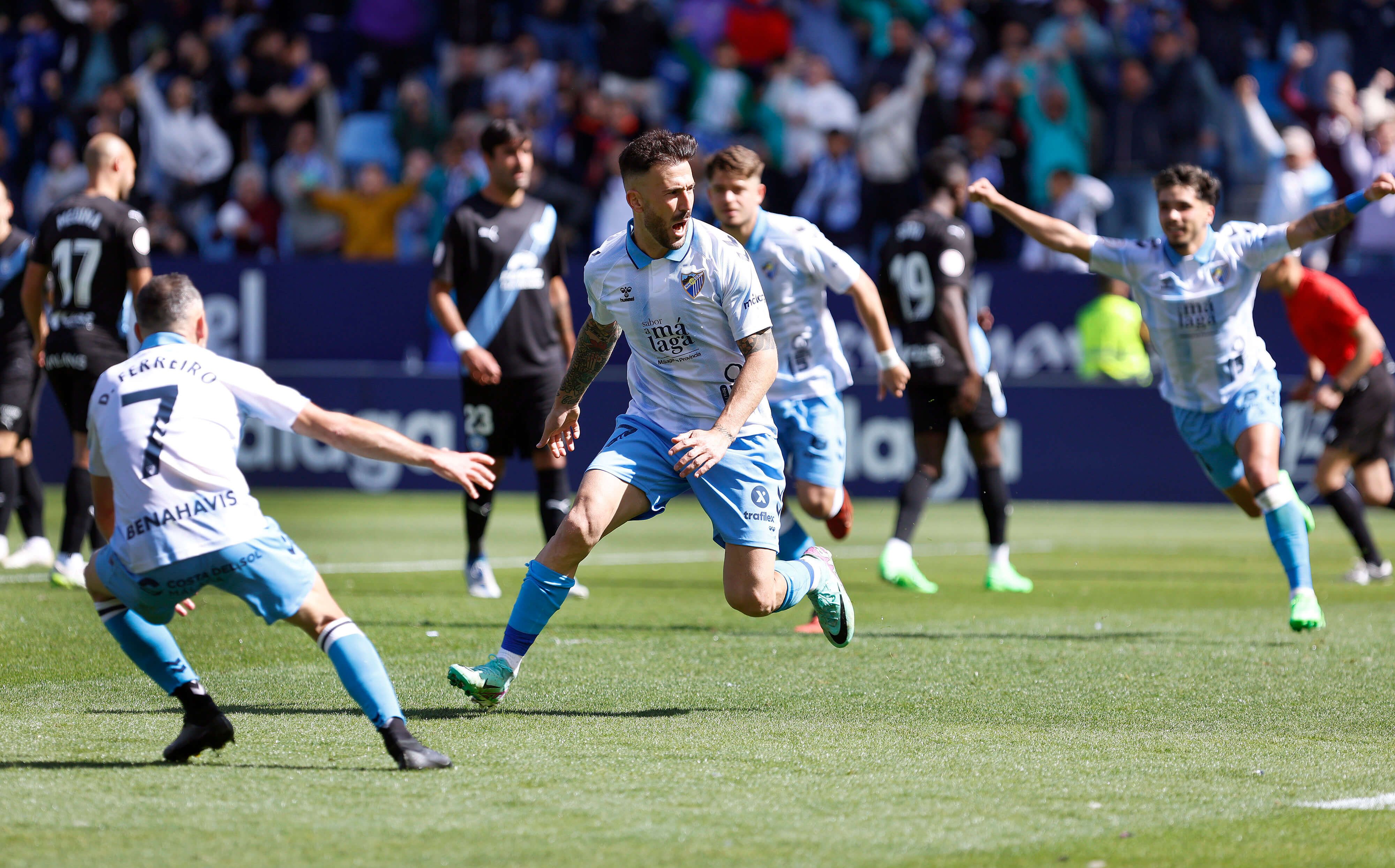  Dioni celebra su gol al Ibiza con sus compañeros. (MCF)