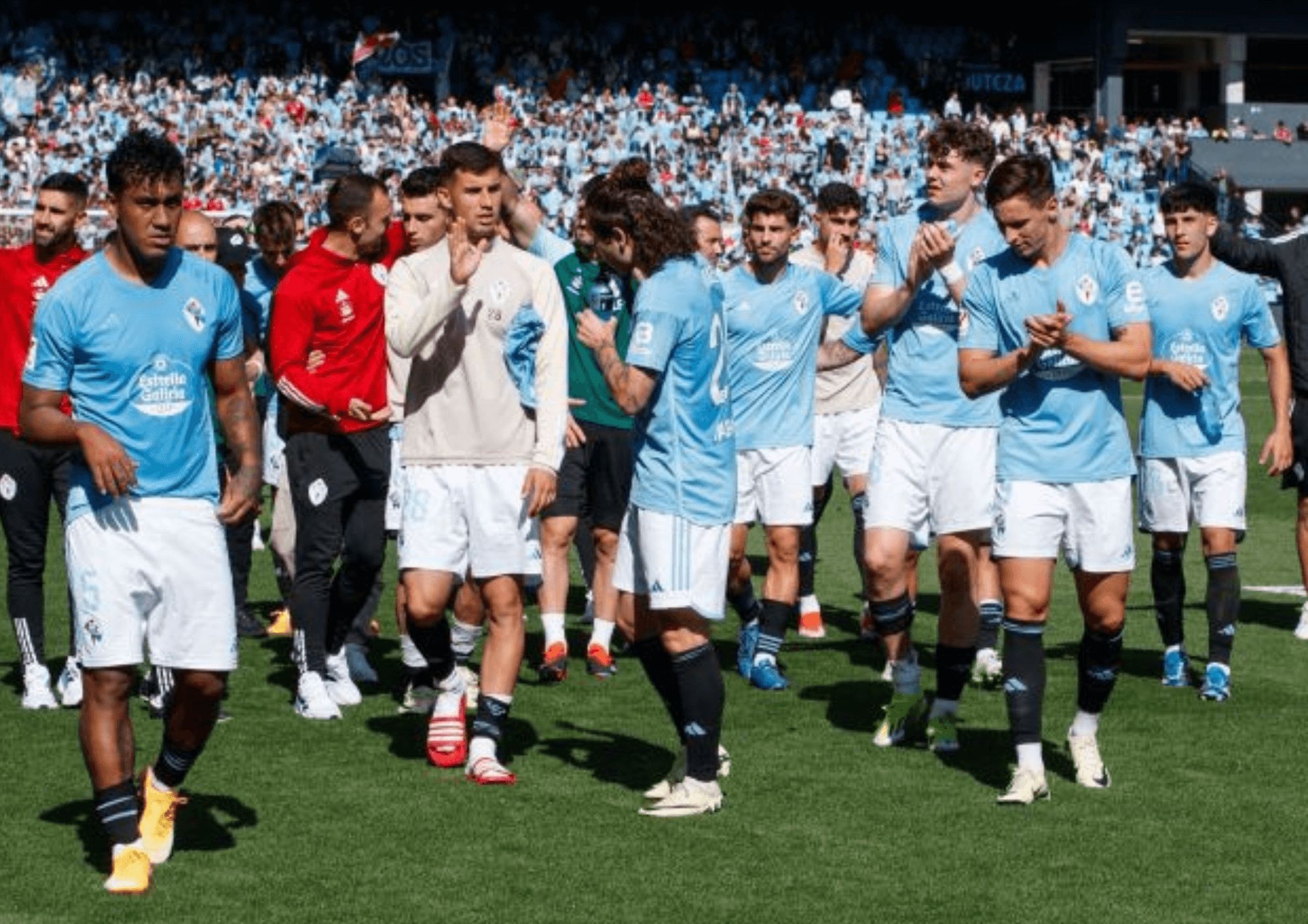 La plantilla del Celta da gracias a la afición.