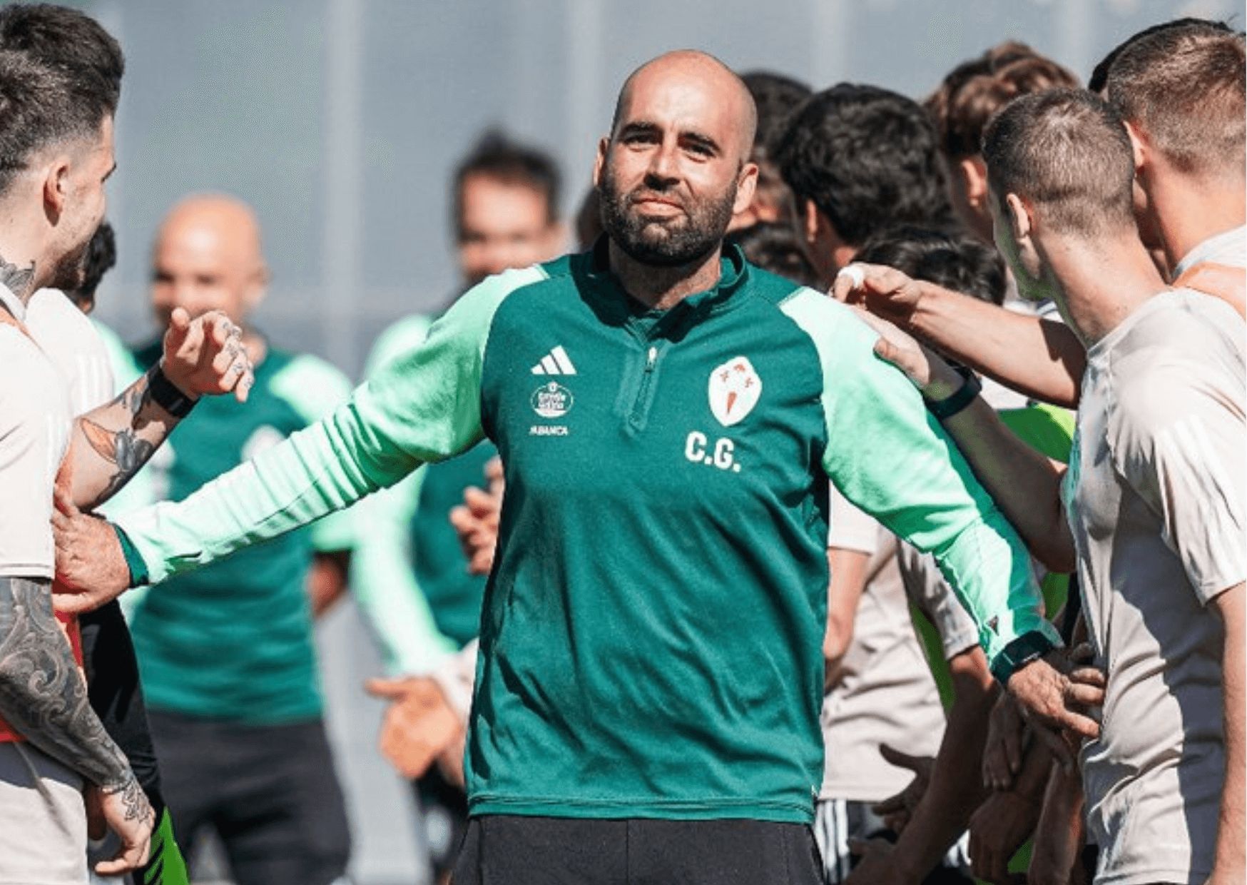 Claudio Giráldez recibido por su plantilla.