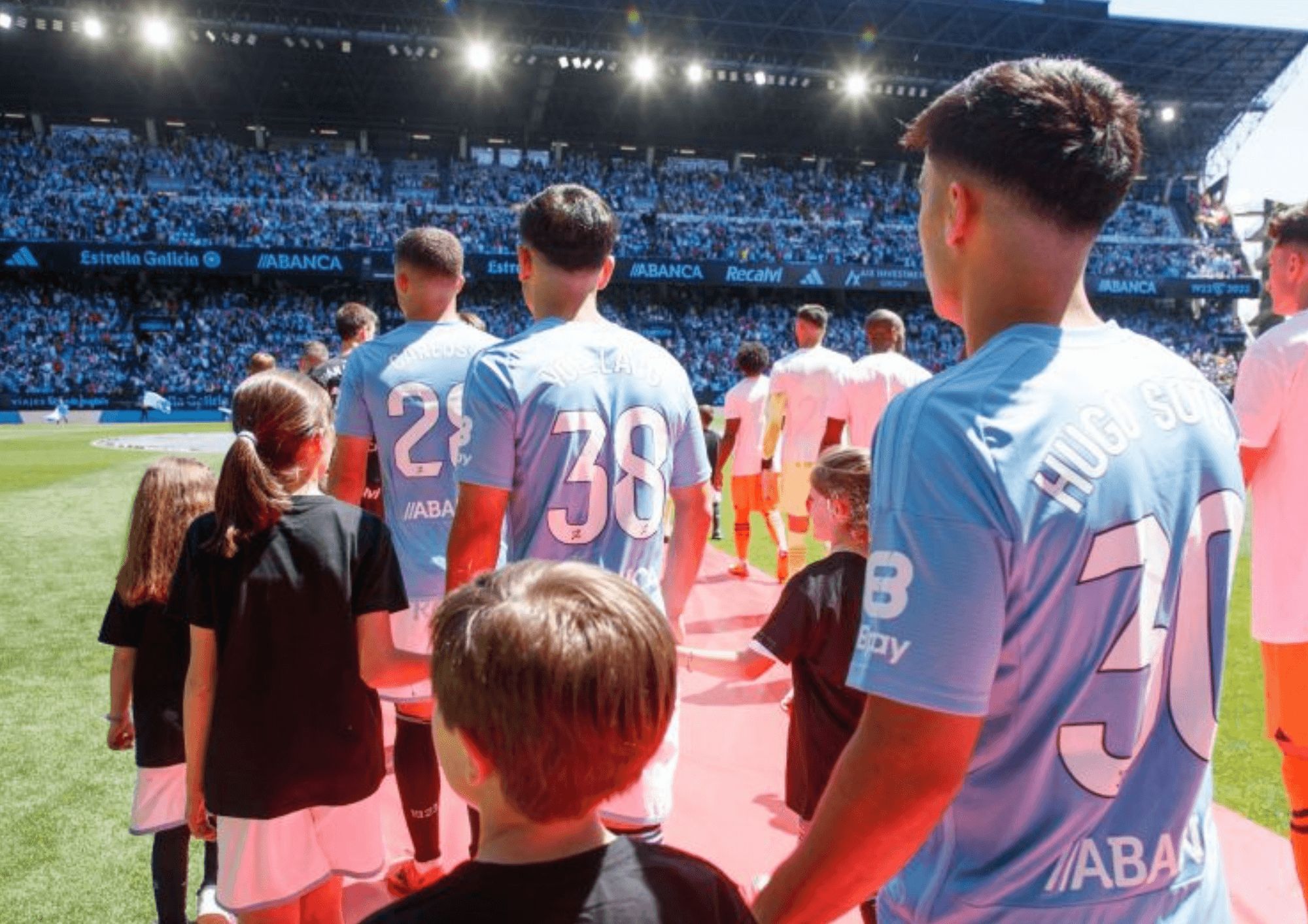 Hugo Sotelo y Yoel Lago entrando al campo.