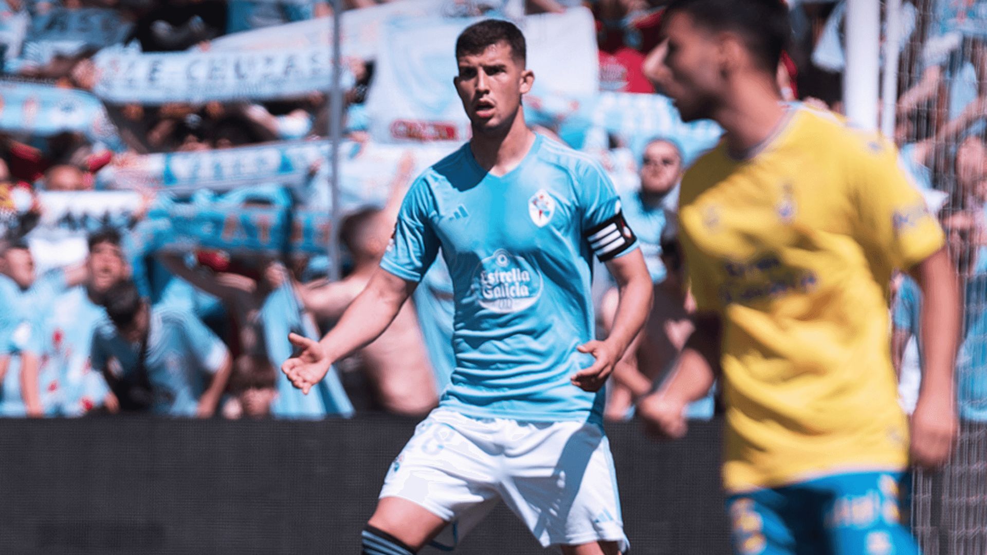 Carlos Domínguez portando el brazalete de capitán.