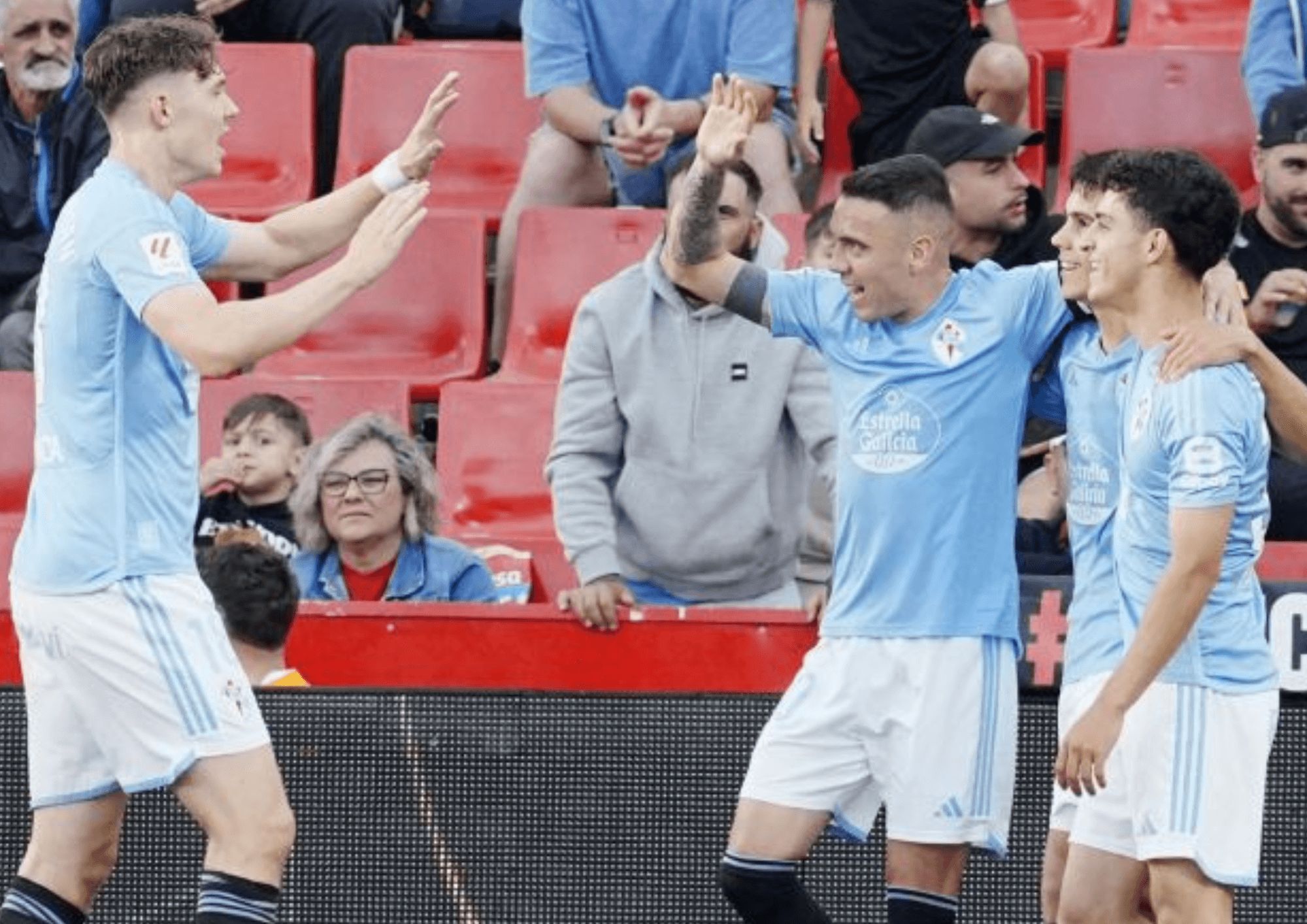 Strand Larsen celebra con Aspas, Sotelo y Hugo Álvarez su gol.