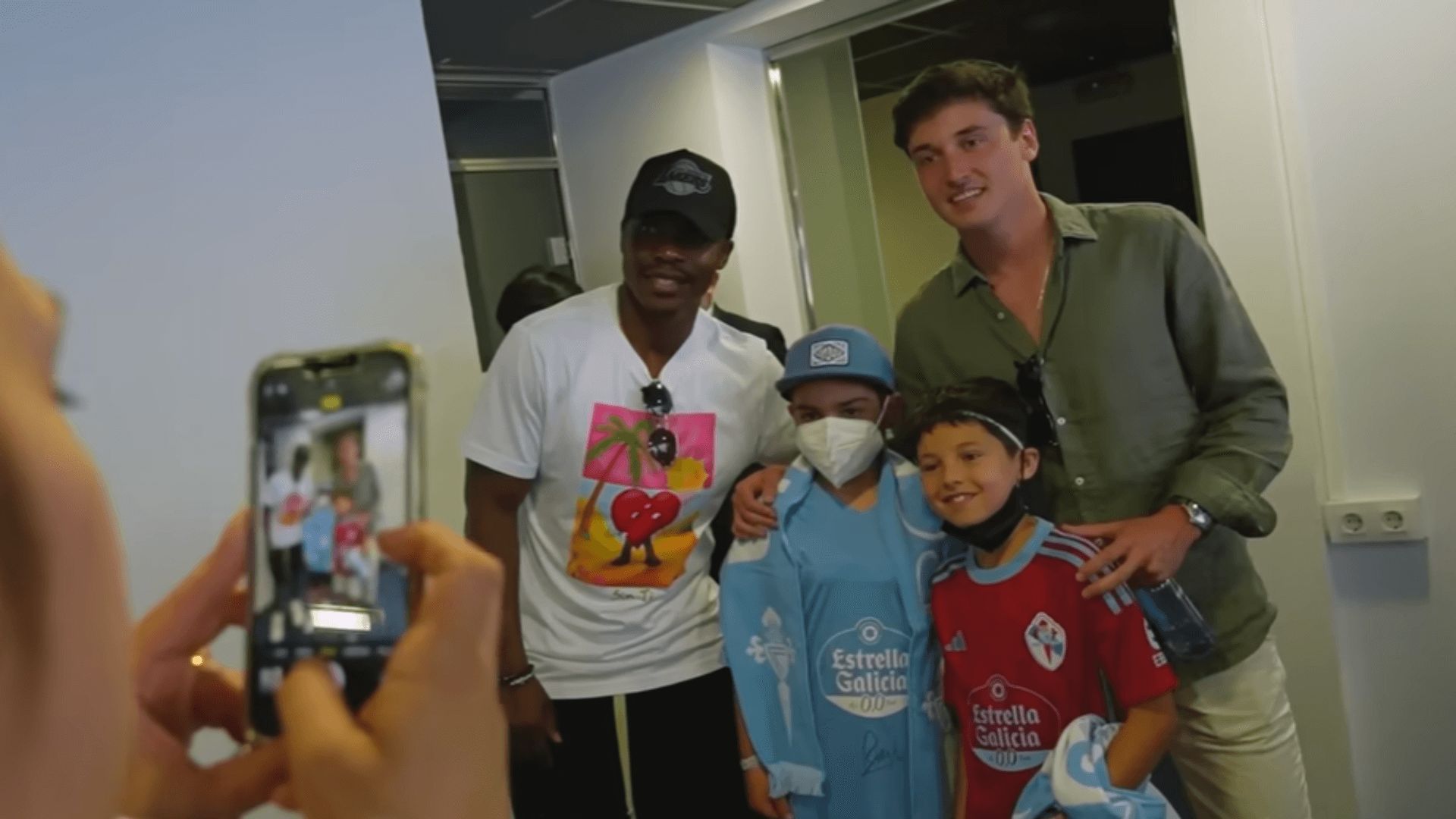  Aidoo y Dotor posando con unos niños invitados por el Celta.