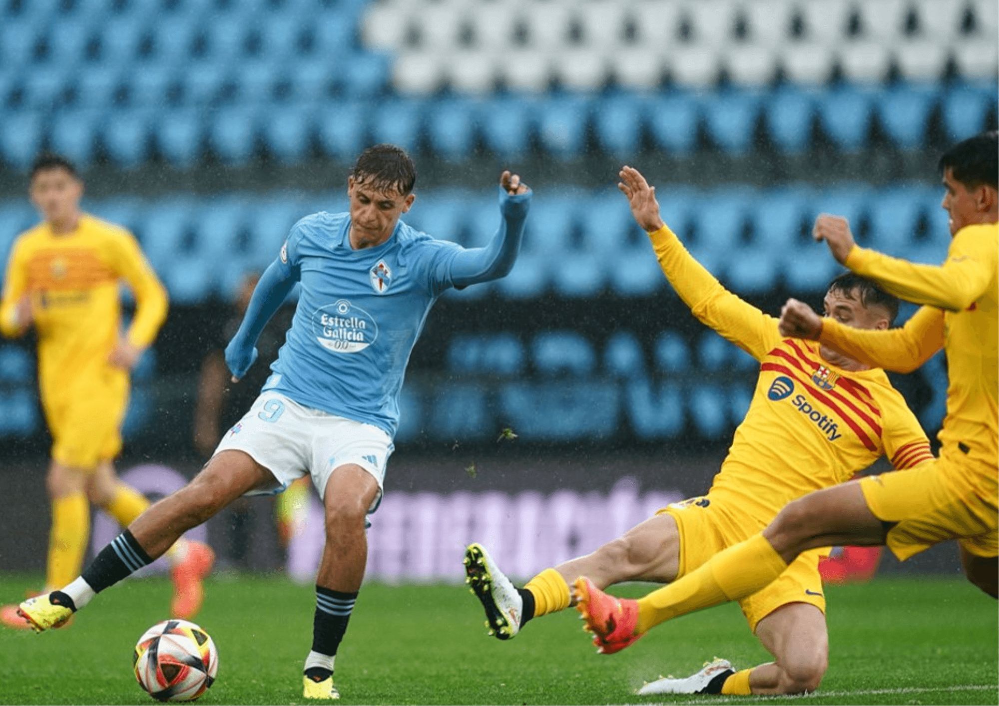  Dela recortando a dos rivales.