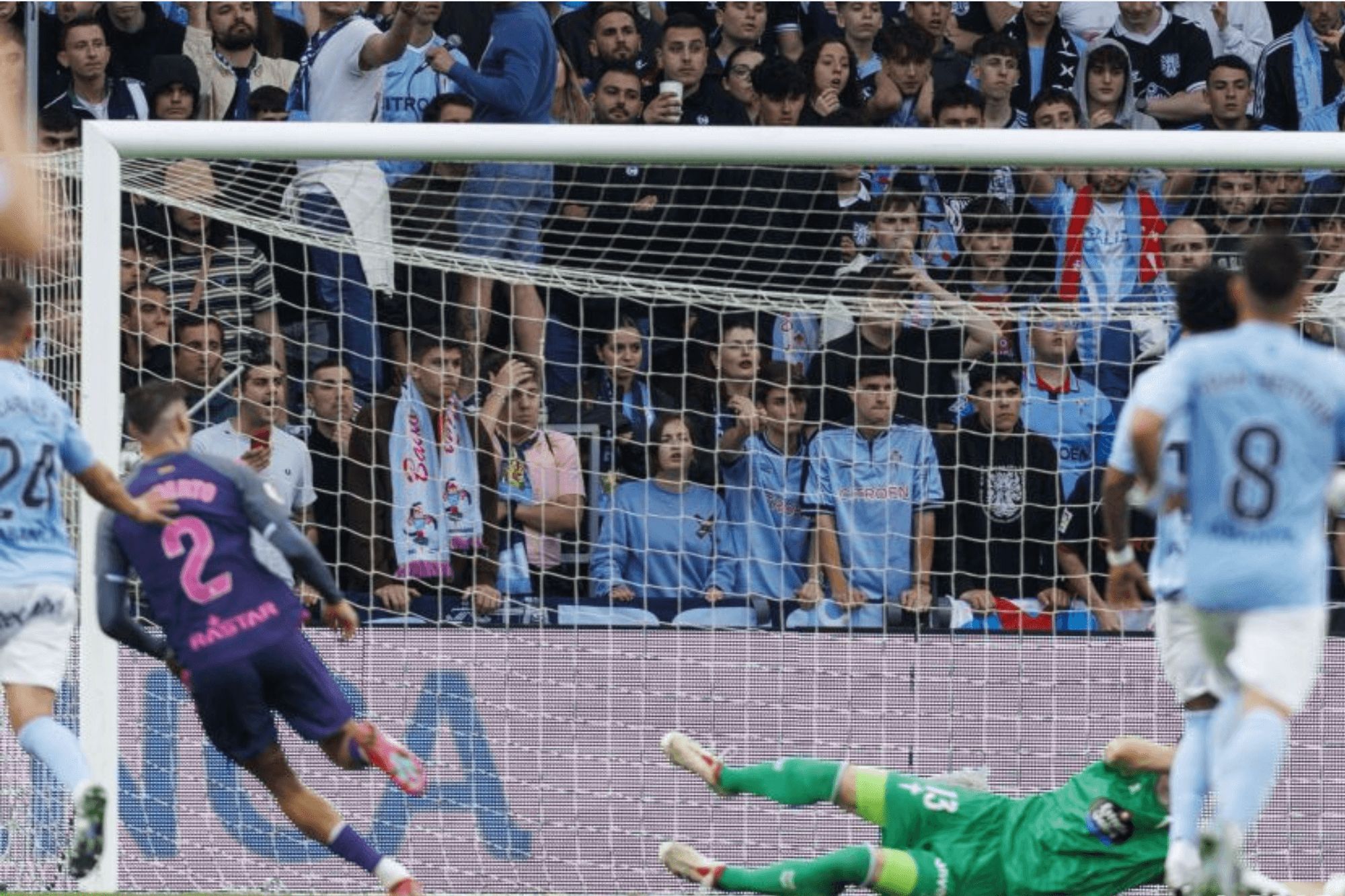  Gol de Roberto Fernández tras el error de Carlos Domínguez.