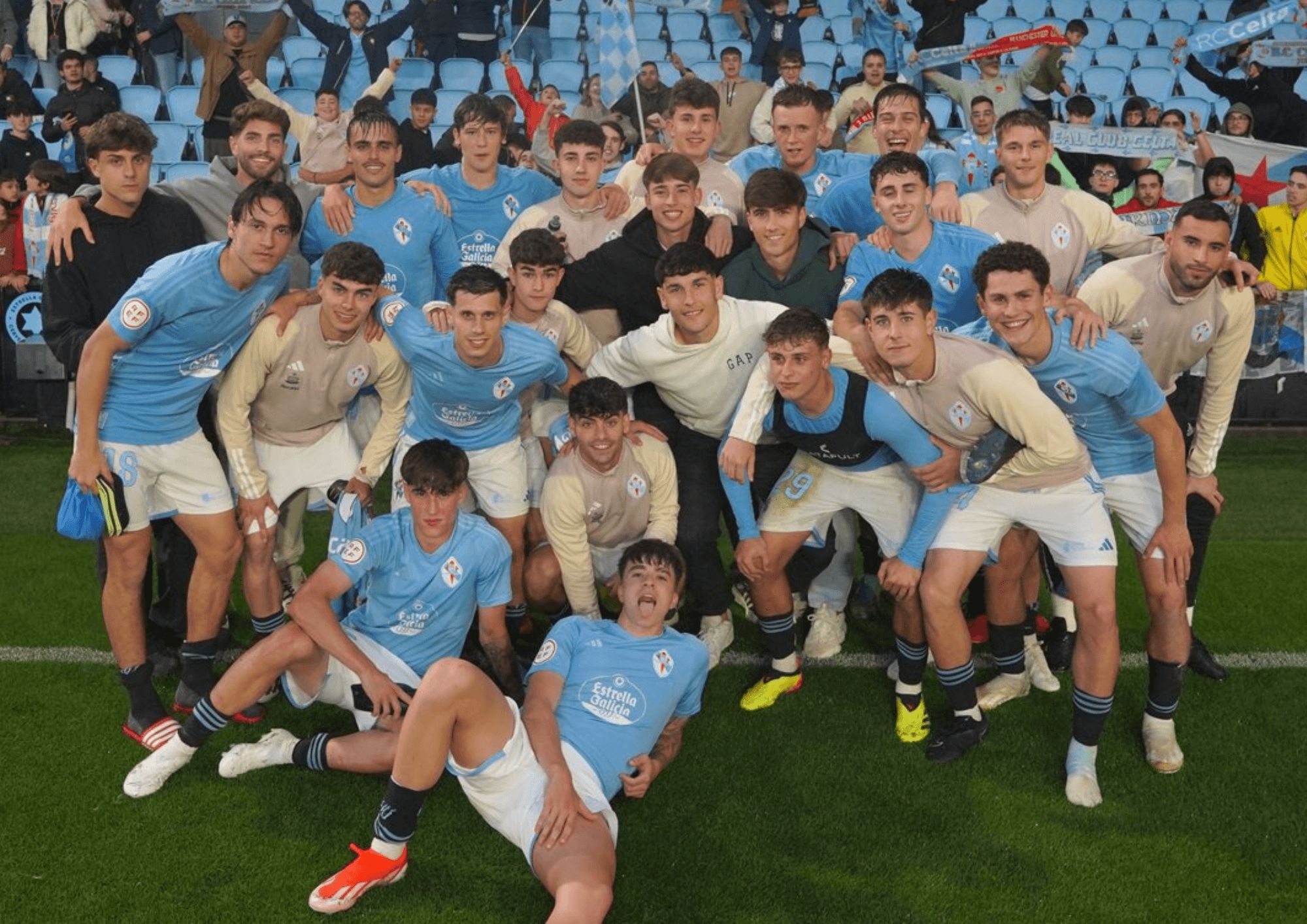 La plantilla del Celta Fortuna con sus aficionados en Balaídos.