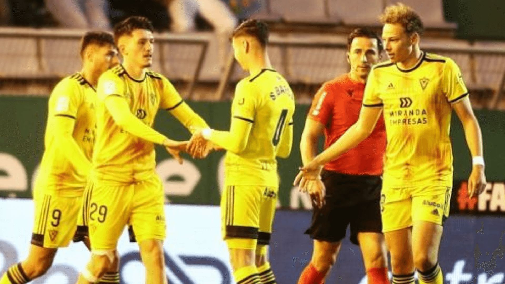  Lauti de León celebra su gol con el Mirandés.