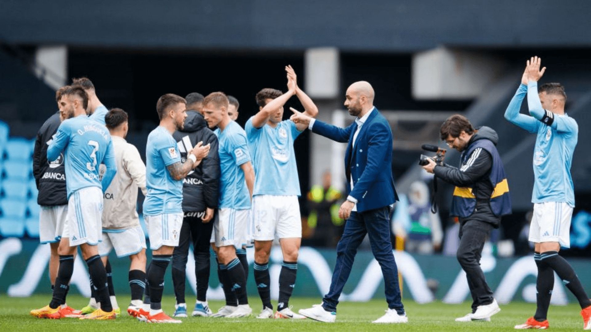  Claudio Giráldez celebra con los jugadores la victoria.
