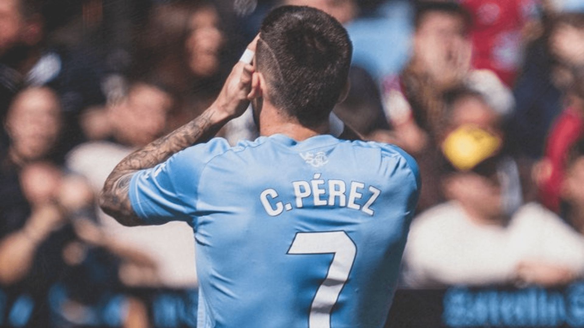 Carles Pérez se lamenta del disparo al larguero.