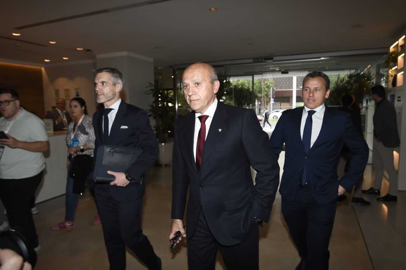  Llegada de José María del Nido Benavente junto a Enrique de la Cerda.