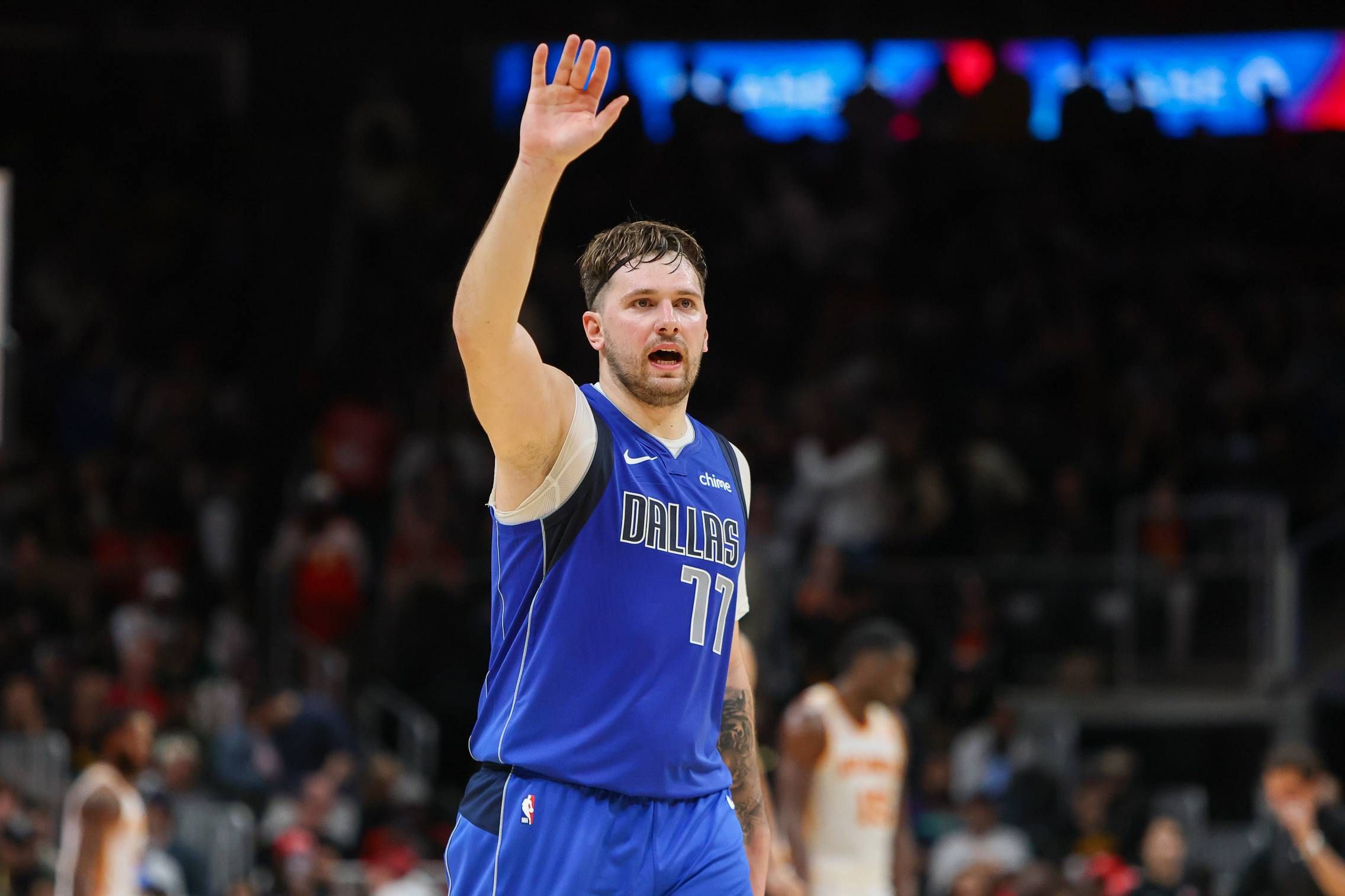  Luka Doncic levanta la mano en un partido de los Mavericks (FOTO: Cordón Press).