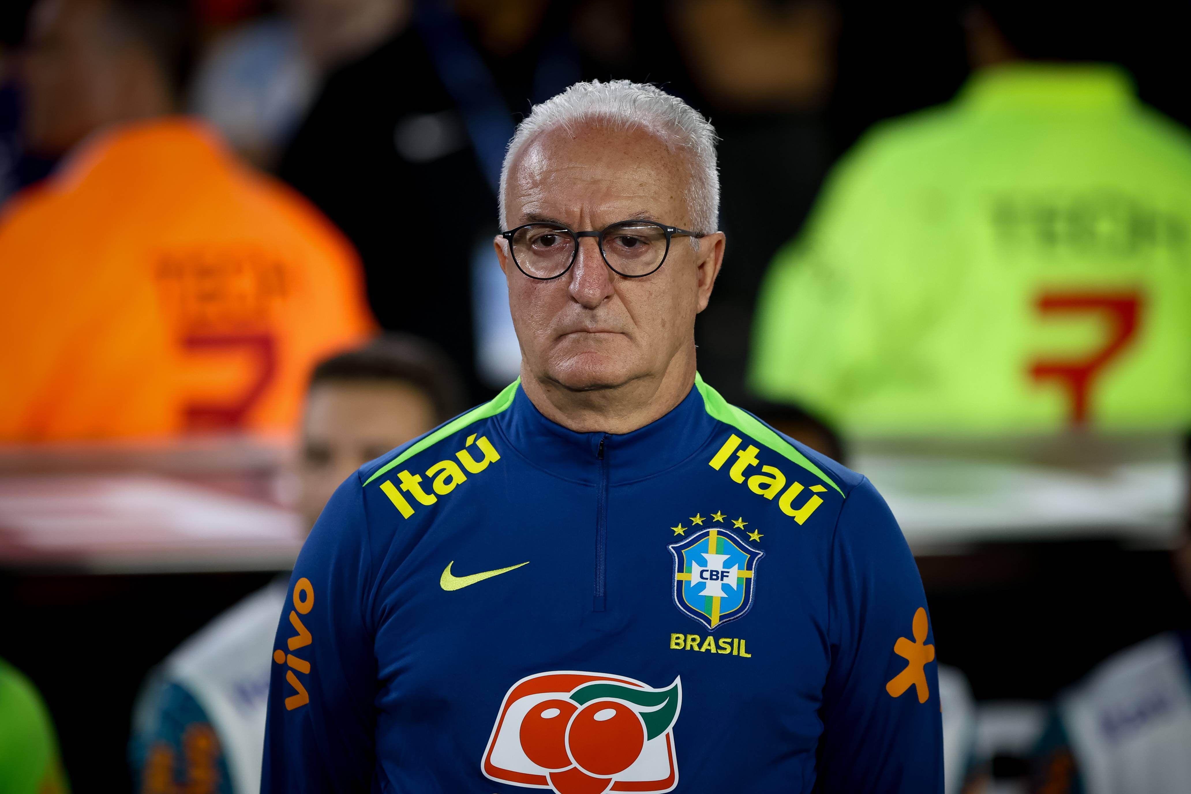  Dorival Júnior, pensativo durante el Argentina-Brasil.
