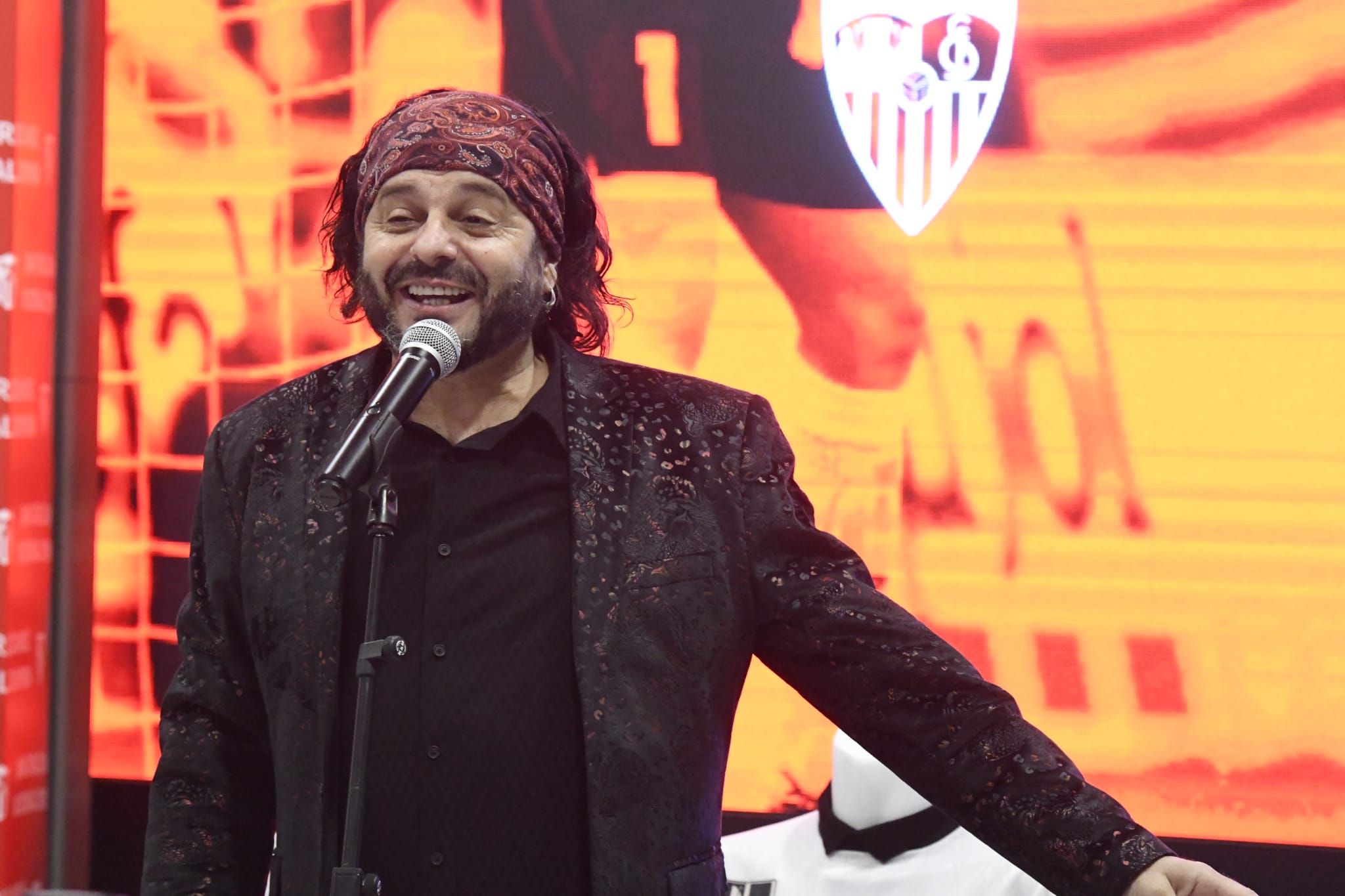 El Arrebato interpreta el Himno del Centenario del Sevilla.