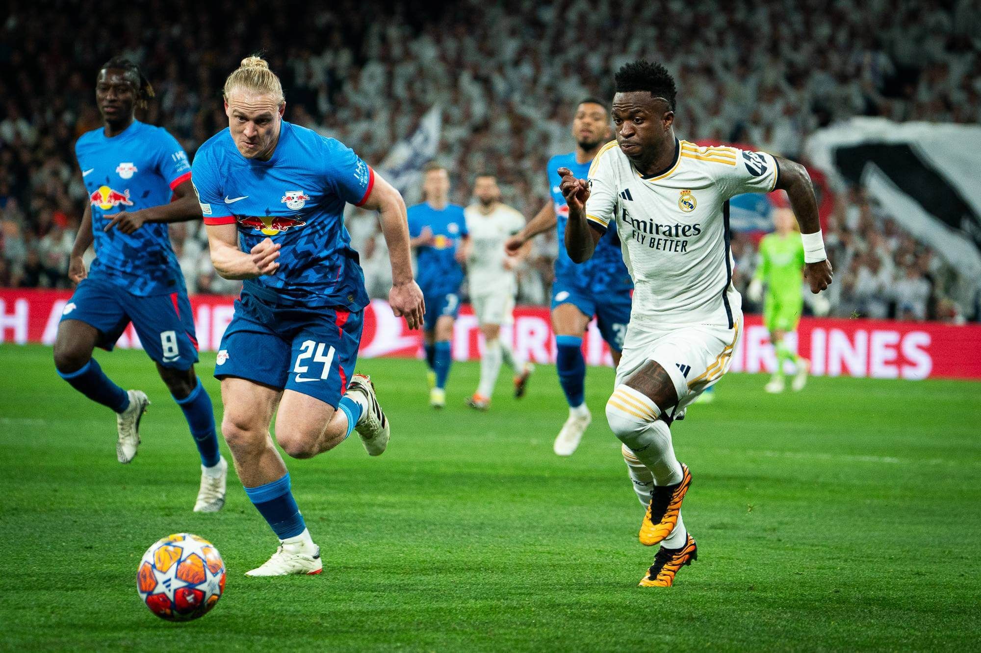 Schlager y Vinicius pelean por un balón en el Real Madrid-Keipzig.