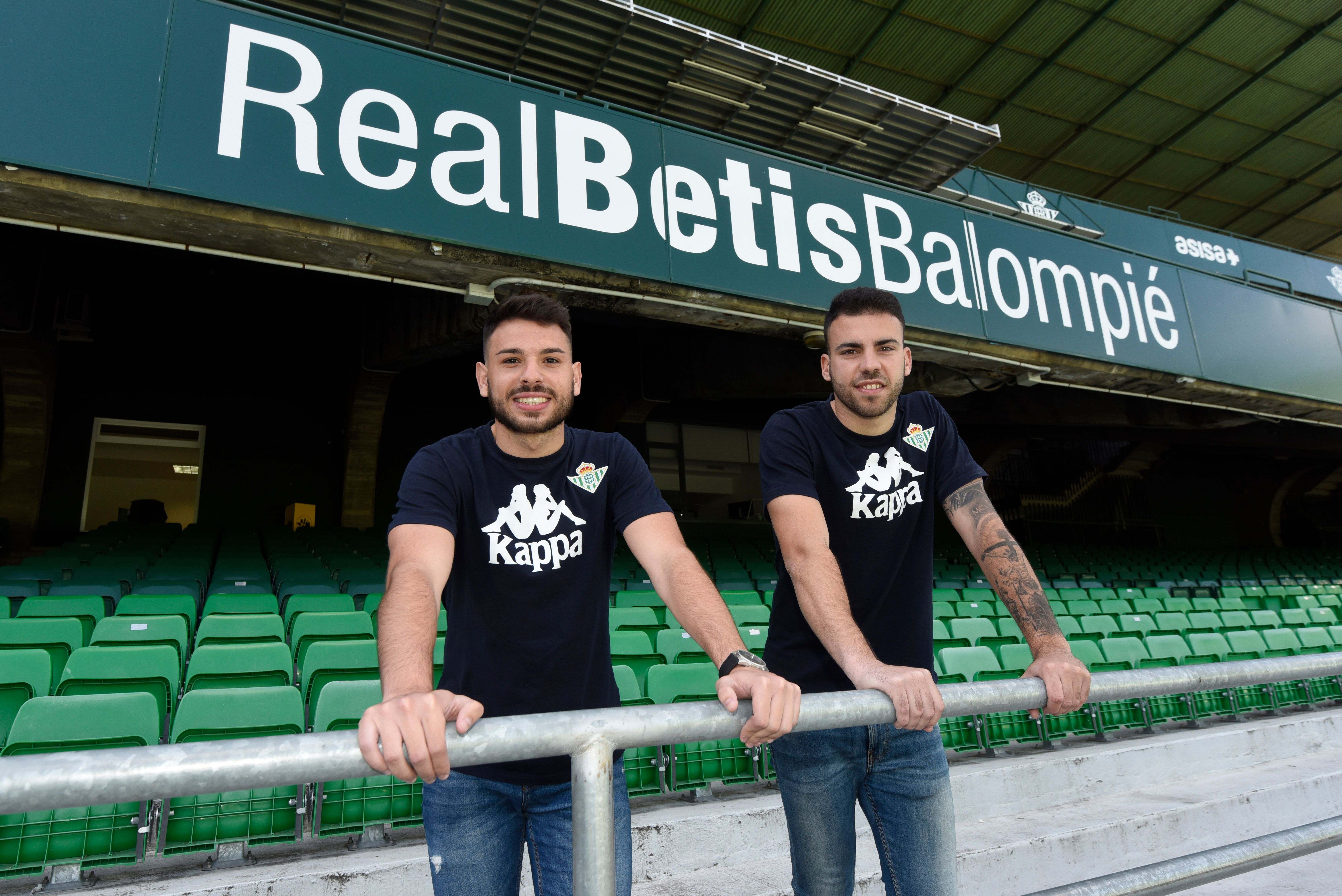  Ivi y Elías Beltrán en las gradas del Benito Villamarín (foto: Kiko Hurtado).