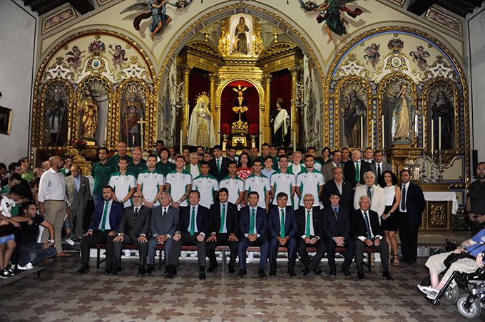  El Betis, en su ofrenda en Santa Genoveva en 2016.