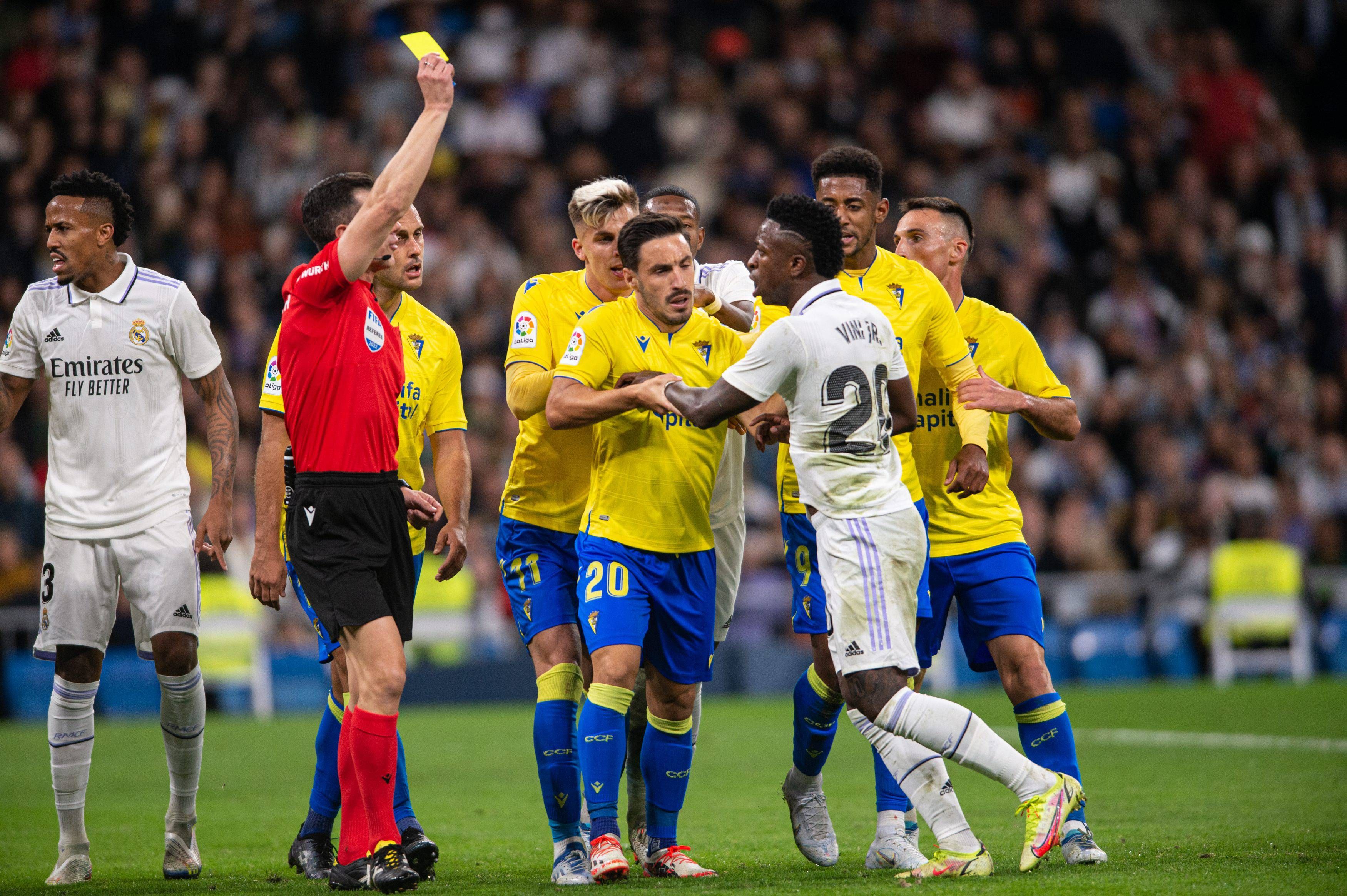 Los jugadores del Cádiz rodean a Vinícius mientras Soto Grado le amonesta.