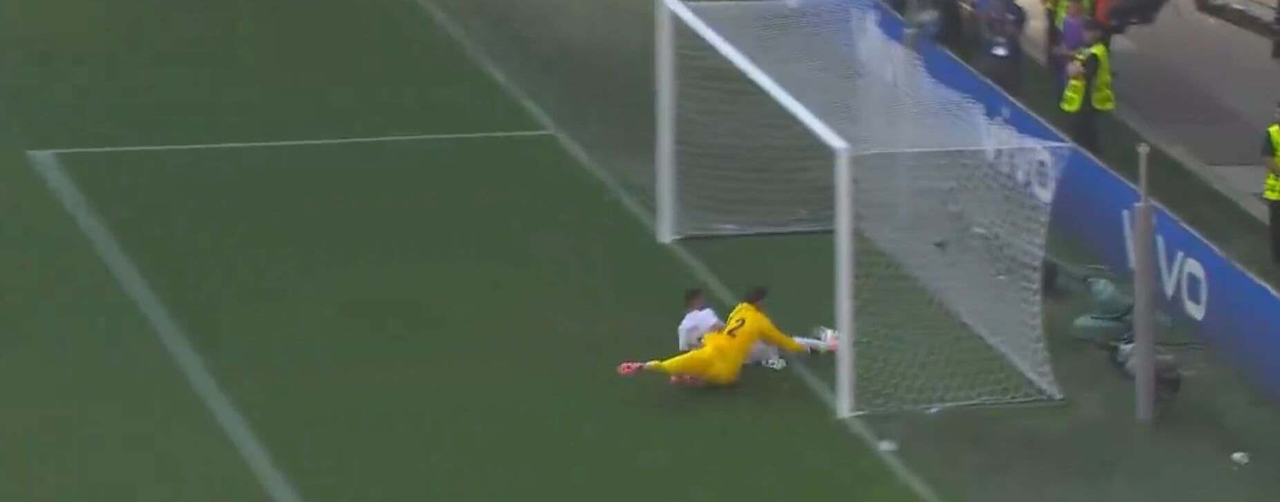  Los jugadores tratan de evitar el gol.